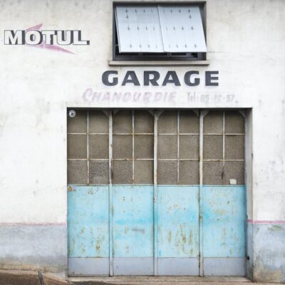 Gallery of 3 photos of old car garages Facade of a garage in Donzenac in Corrèze