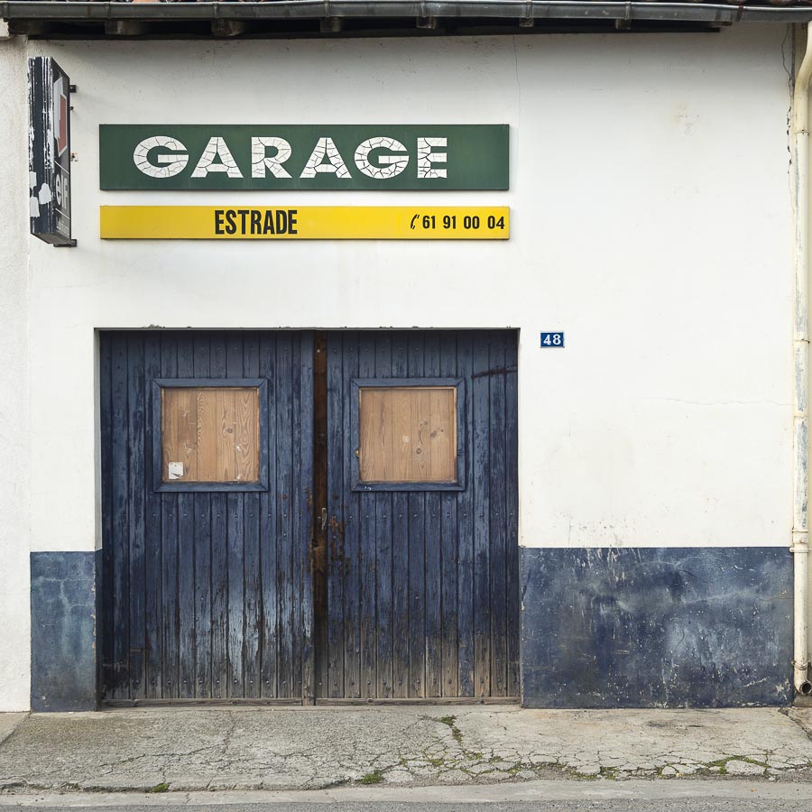   Une petite façade de garage à Rieumes en Haute-Garonne pour illustrer article anciens garages automobiles