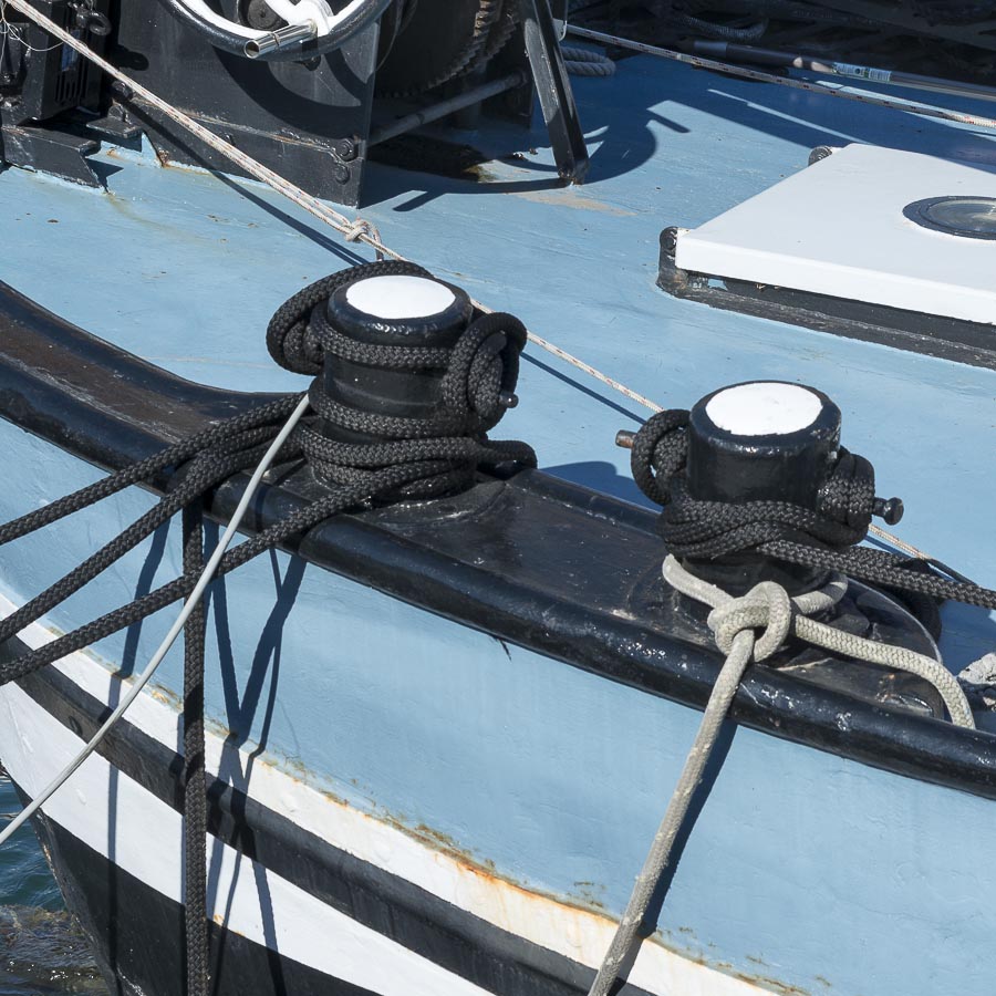 Sea knots on a blue boat black and gray ropes the boat is in the Canal de Sète