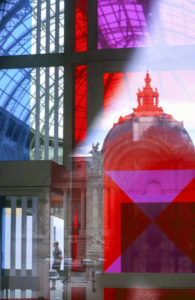 Reflet du dôme du petit palais vue dans les vitres colorées bleu, rouge et violet du grand palais - Paris