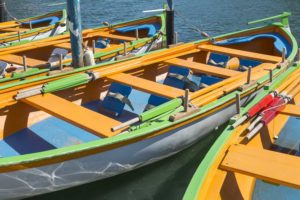 Barques oranges bleues et vertes dans le canal de Sète