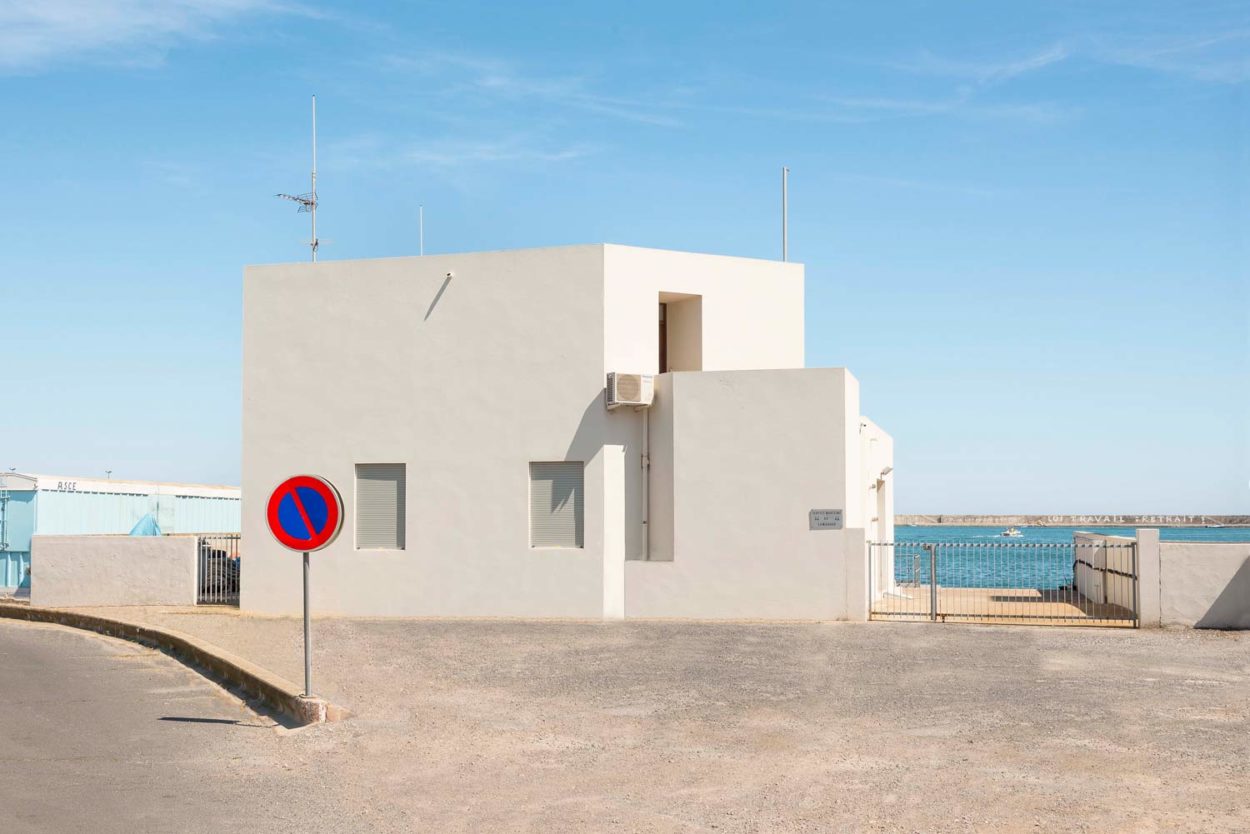 bâtiment bureau de lamanage à Sète architecture originale et la mer en fond