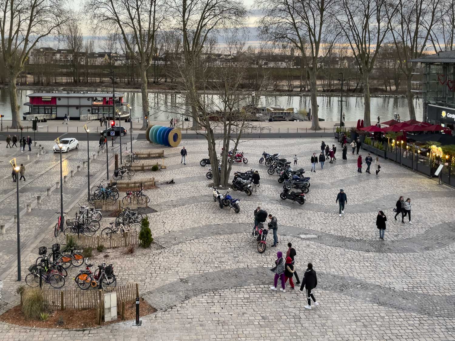 La place de Loire avec des passants ville d'Orléans